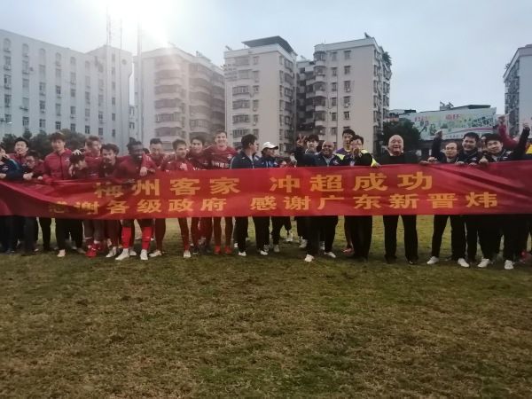 曼城签下17岁阿根廷中场埃切维里记者罗马诺报道，曼城将签下17岁阿根廷中场埃切维里，曼城和河床正交换文件，here we go！